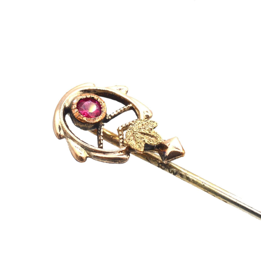 Jugendstil-Krawattennadel aus 9-karätigem Zweifarbgold mit einem Rubin und stilisierten Goldblättern, perfekt für Seidenkrawatten.
