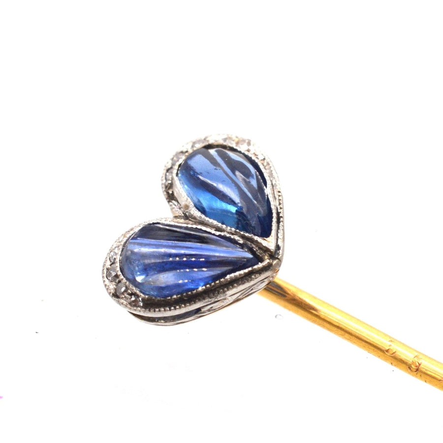 Belle-Époque-Herzkrawattennadel mit geschnitzten Saphiren und Diamanten, perfekt für Krawatten oder Revers.