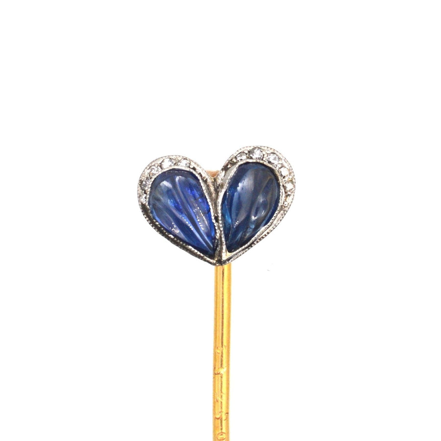 Belle-Époque-Herz-Krawattennadel mit geschnitzten Saphiren und Diamanten, perfekt zur Aufwertung von Krawatten oder Revers.