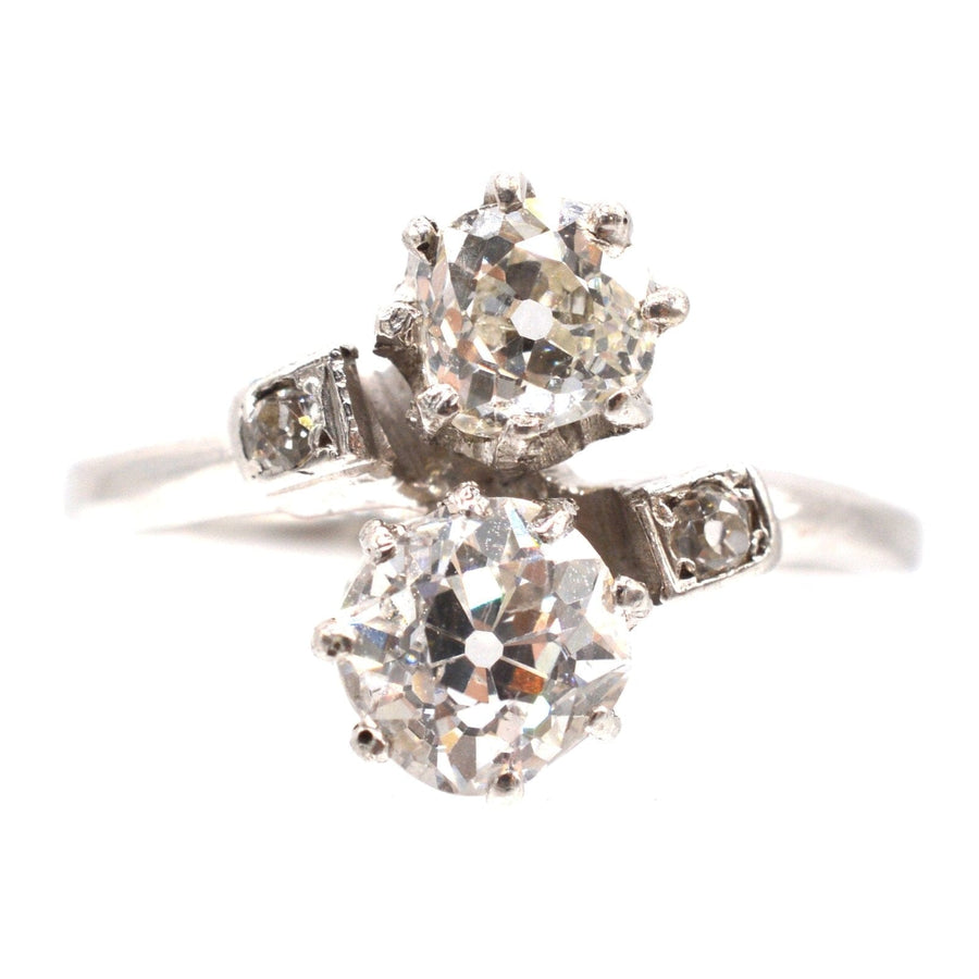 Belle-Époque-Ring aus Platin und Diamanten "Toi et Moi" mit zwei atemberaubenden Diamanten im Crossover-Design.