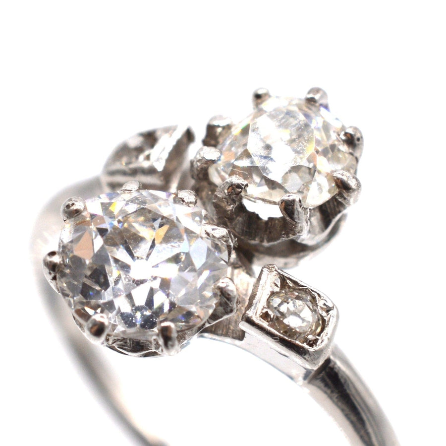 Belle-Époque-Diamantring "Toi et Moi" aus Platin mit zwei atemberaubenden Diamanten im Crossover-Design.