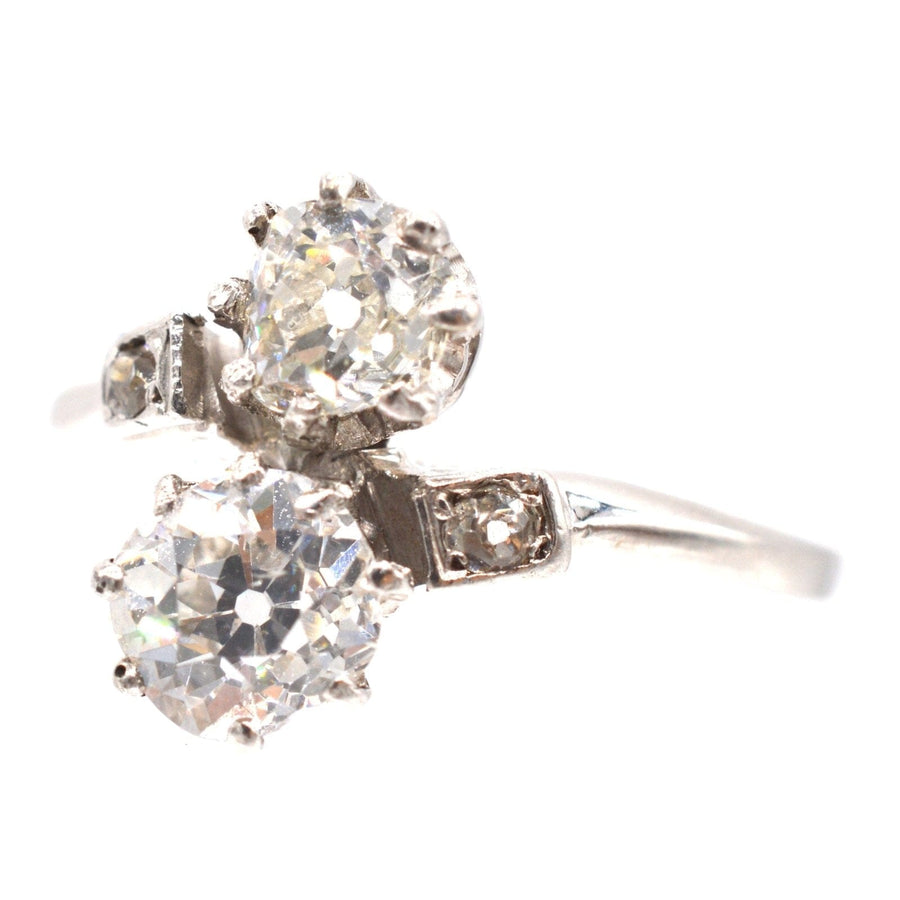 Belle-Époque-Ring aus Platin und Diamanten "Toi et Moi" mit zwei atemberaubenden Diamanten im Crossover-Design.