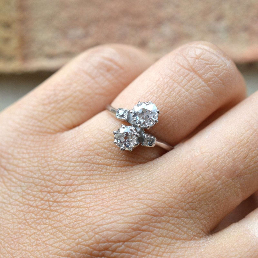 Belle-Époque-Ring aus Platin und Diamanten "Toi et Moi" mit zwei Brillanten an einer Hand.