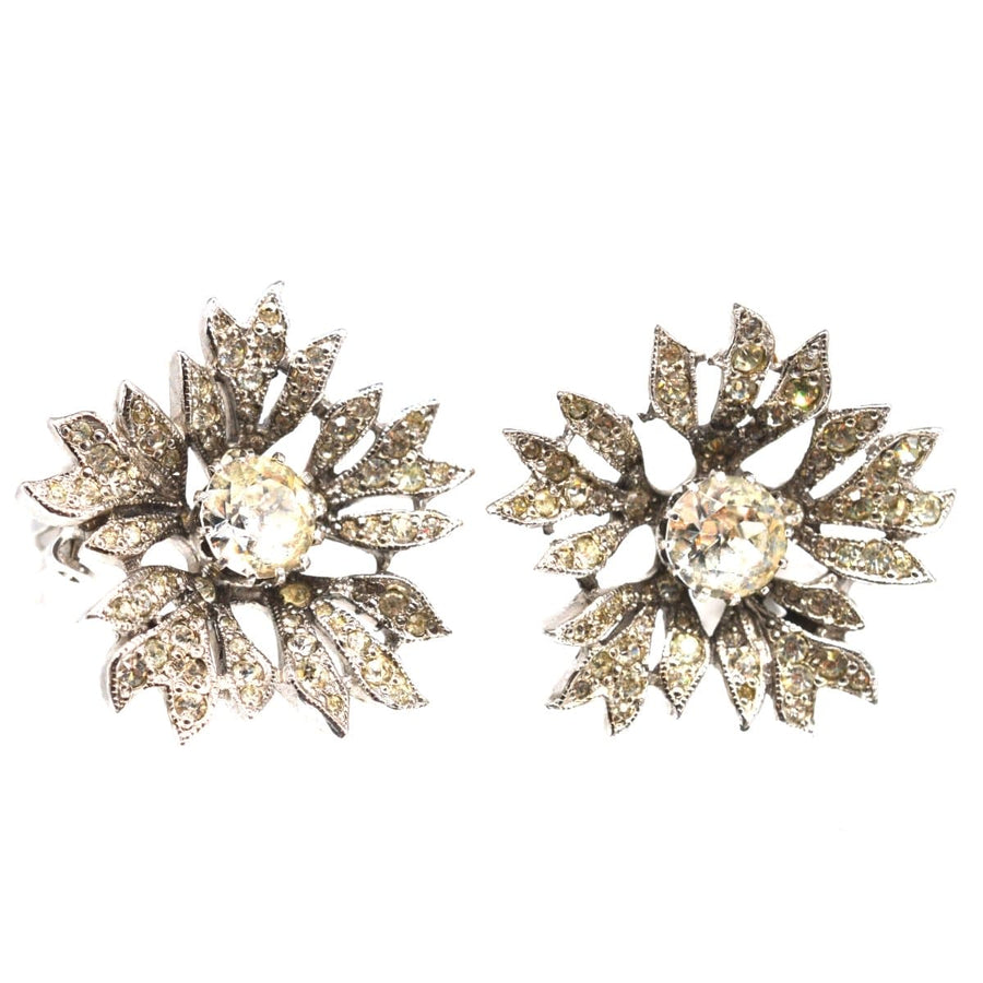 1950er Christian Dior florale Ohrringe von Mitchel Maer mit funkelnden weißen Strasssteinen im antiken Stil.