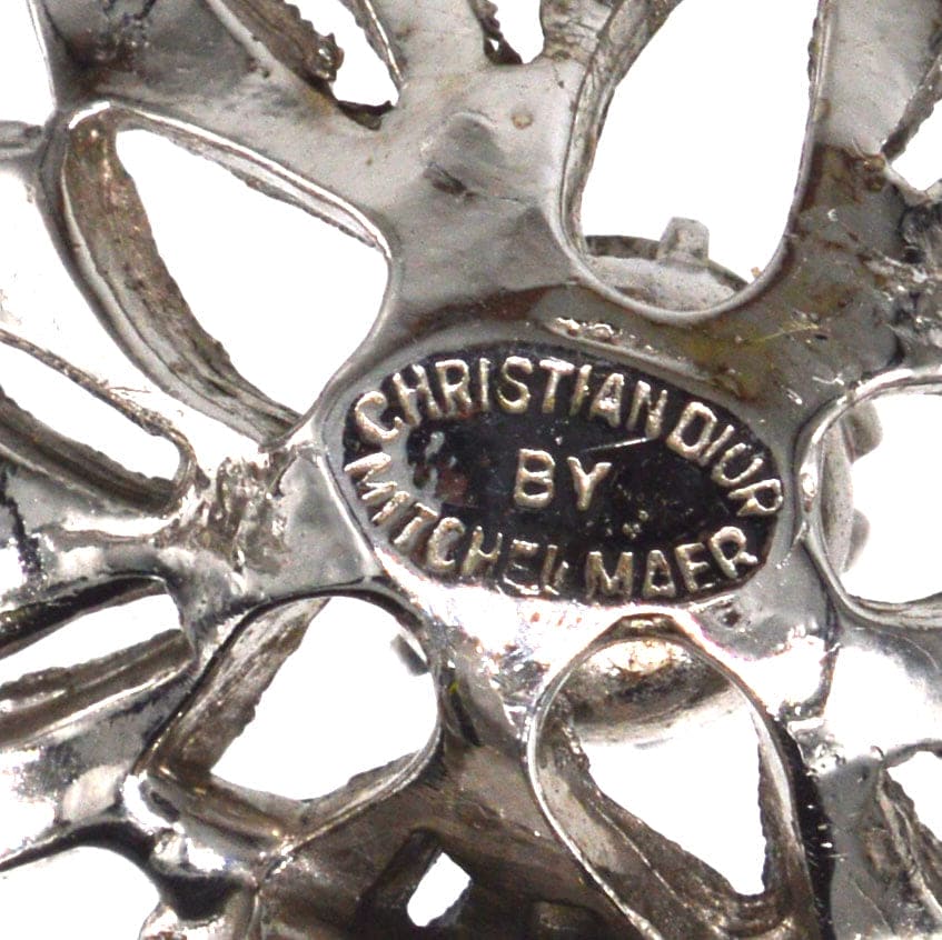 Nahaufnahme der Signatur auf den Blumenohrringen von Christian Dior by Mitchel Maer aus den 1950er Jahren, die das komplizierte Design zeigt.