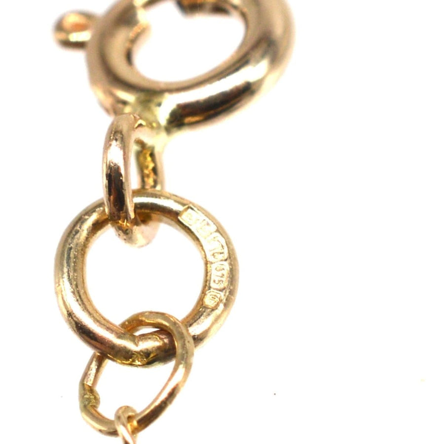 Nahaufnahme eines polierten Panzerkettenglieds aus 9 Karat Gold, das Handwerkskunst und Qualität zeigt.