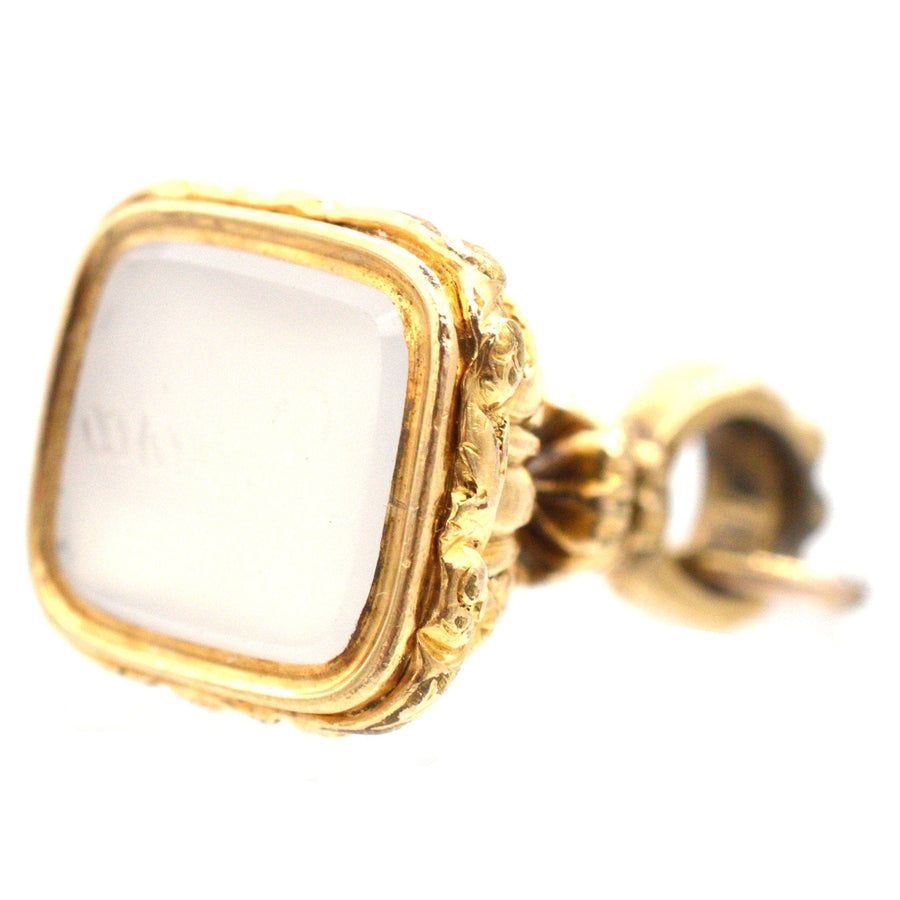 Georgianisches Siegel aus 18-karätigem Gold mit Chalzedonstein und der Gravur 'Louisa', Vintage-Schmuckdetail.