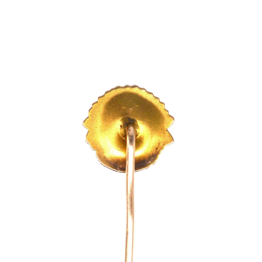 Rückansicht einer Indianerhäuptlingsnadel aus 15-karätigem Gold, die ihre detaillierte Handwerkskunst zeigt.