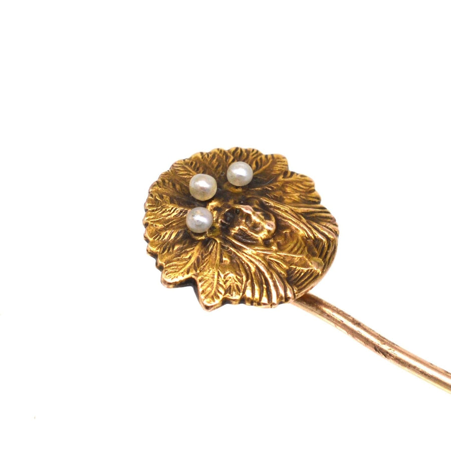 Vintage-Anstecknadel aus 15 Karat Gold eines Indianerhäuptlings mit drei Perlen, ideal für Krawatten oder Revers.