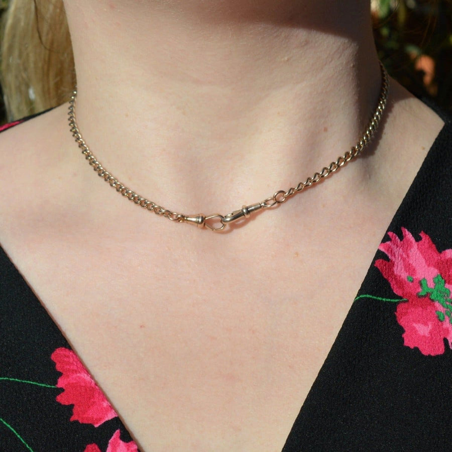 Edwardianische Albert-Kette aus 15 Karat Gold mit Hundeklemmen in Form eines Kropfbandes, das komplizierte Details aufweist.