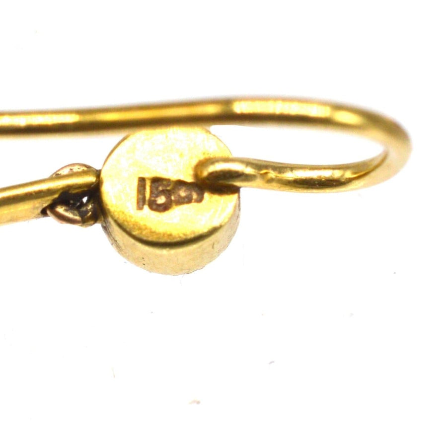 Nahaufnahme des Feingehaltsstempels aus 15 Karat Gold auf edwardianischen goldenen Tropfenohrringen mit Amethyst und gespaltenen Perlen.