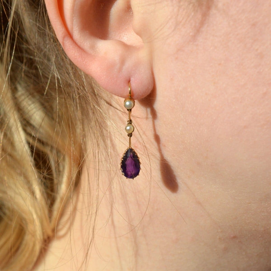 Edwardianische Ohrringe aus 15-karätigem Gold mit birnenförmigen Amethysten und gespaltenen Perlen, die elegant an Goldgliedern hängen.