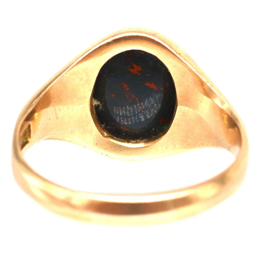 Edwardianischer Siegelring aus 15 Karat Gold mit gravierter Oberfläche und elegantem Design.