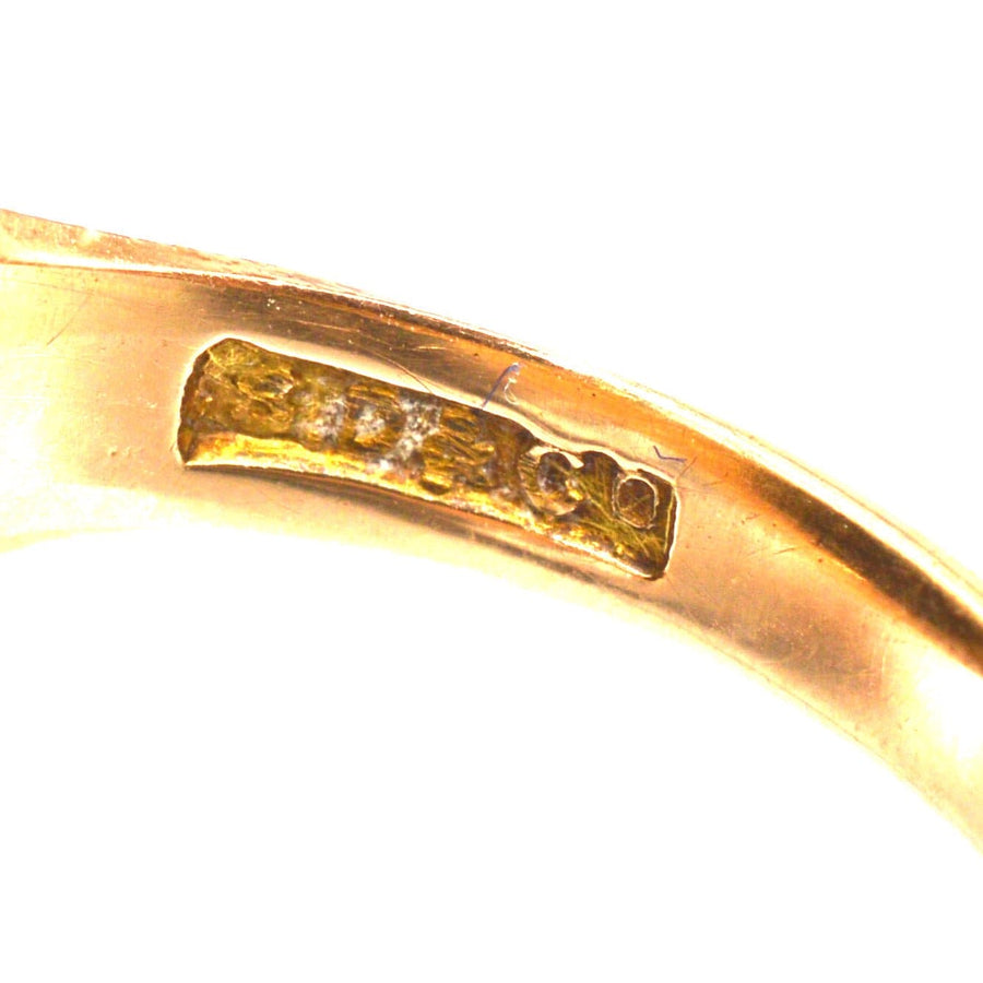Nahaufnahme des Punzierungszeichens auf der Innenseite eines edwardianischen Siegelrings aus 15-karätigem Gold, der hochwertige Handwerkskunst demonstriert.