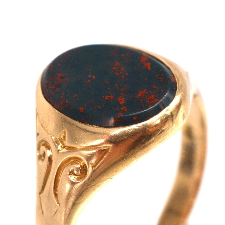 Edwardianischer Siegelring aus 15 Karat Gold mit Blutstein, elegantes Design mit komplizierten Details.