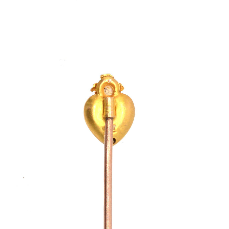Edwardian 15ct Gold brennenden Herzen Krawattennadel mit einer glänzenden Perle, symbolisiert Liebe und Sehnsucht.