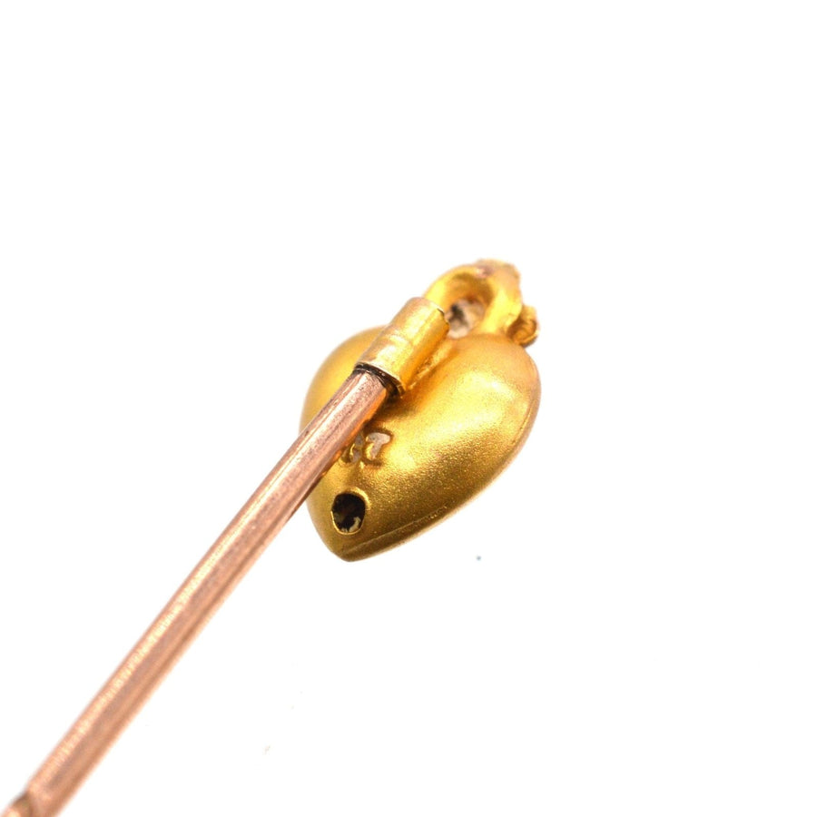 Edwardian 15ct Gold brennenden Herzen Krawattennadel mit glänzenden Perle, aus der Zeit um 1900, als Symbol der Liebe.