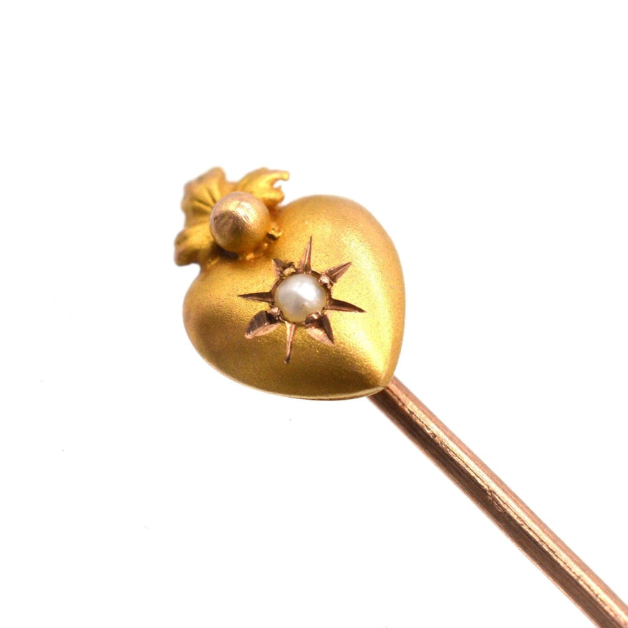 Edwardian 15ct Gold brennenden Herz Krawattennadel mit einer glänzenden Perle, symbolisiert Leidenschaft und Liebe.