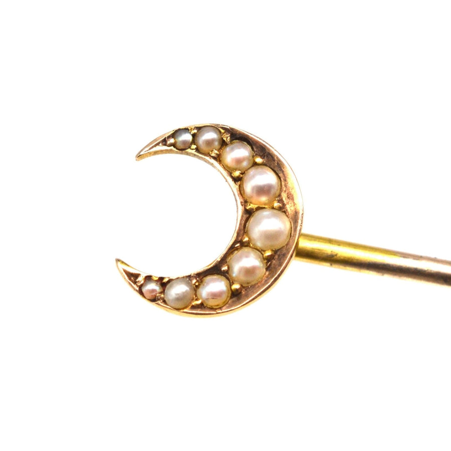 Edwardian 15ct Gold Mondsichel Krawattennadel mit Split-Perlen geschmückt, in einem charmanten Cheshire Thema entworfen.