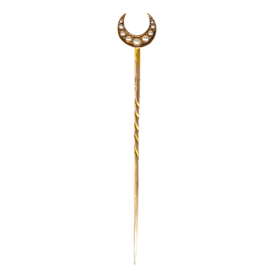 Cheshire Moon Krawattennadel aus 15 Karat Gold mit gespaltenen Perlen, inspiriert durch das Phänomen des nassen Mondes.