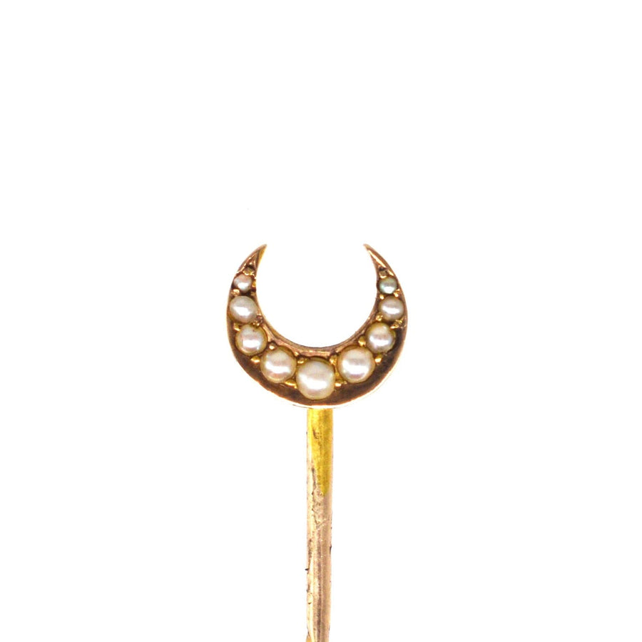 Edwardian 15ct gold Cheshire Moon Krawattennadel mit geteilten Perlen in Halbmond Design.