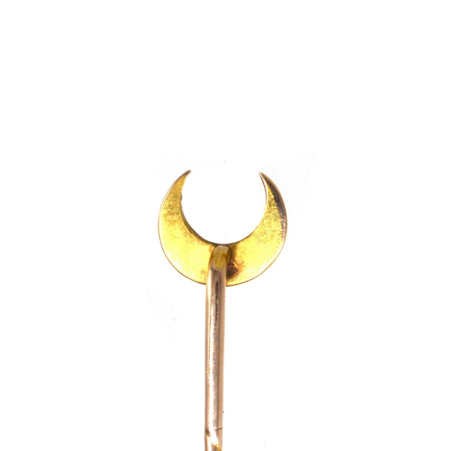 Edwardian 15ct gold Cheshire Moon Krawattennadel mit einem Halbmond Design mit geteilten Perlen.