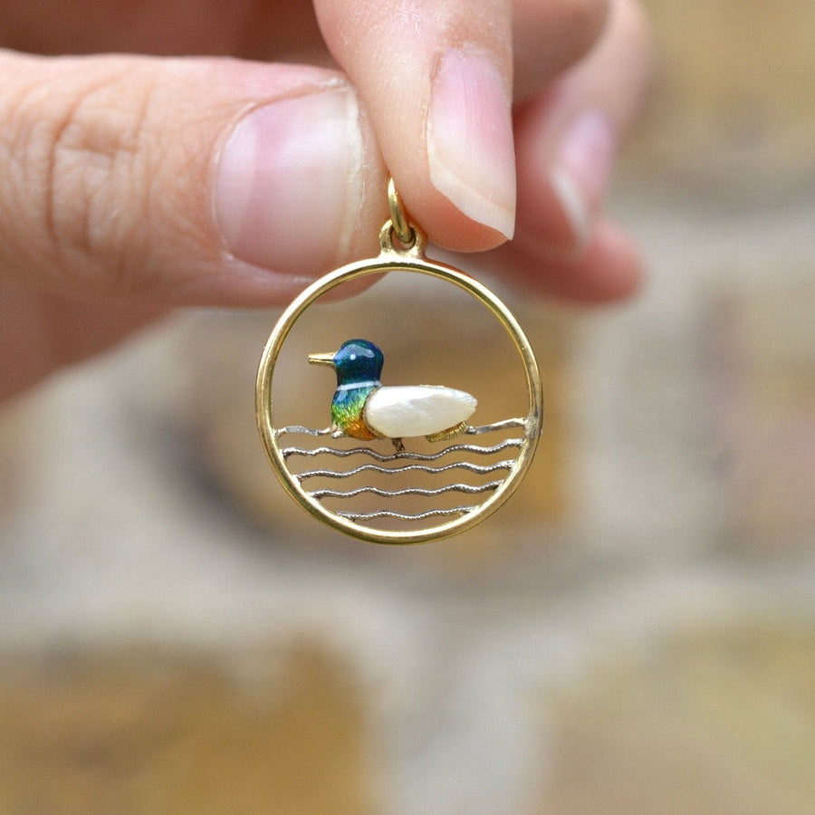 Edwardian 15ct Gold Ente Anhänger mit barocken Perle und bunte Emaille in einem runden Rahmen.