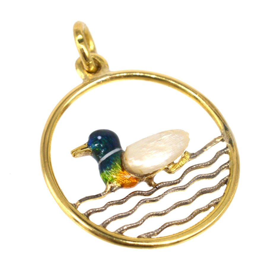 Edwardian 15ct Gold Ente Anhänger mit barocken Perle und Emaille, in einem runden Design umrahmt.