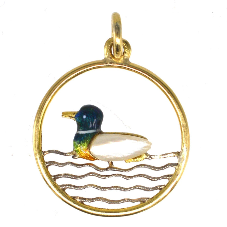 Edwardianischer Entenanhänger aus 15 Karat Gold mit Barockperle, Emaille-Details und rundem Rahmen.