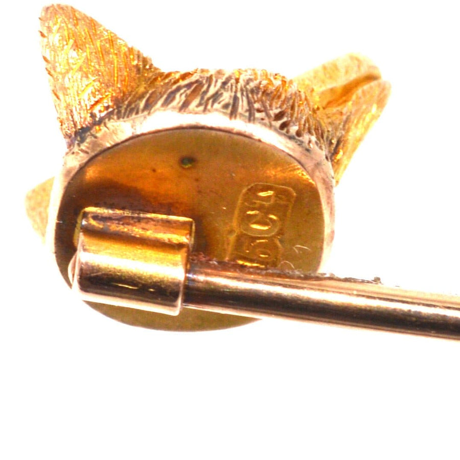 Rückansicht einer edwardianischen Fuchs-Krawattennadel aus 15 Karat Gold mit roten Granataugen und Sicherungsstift.