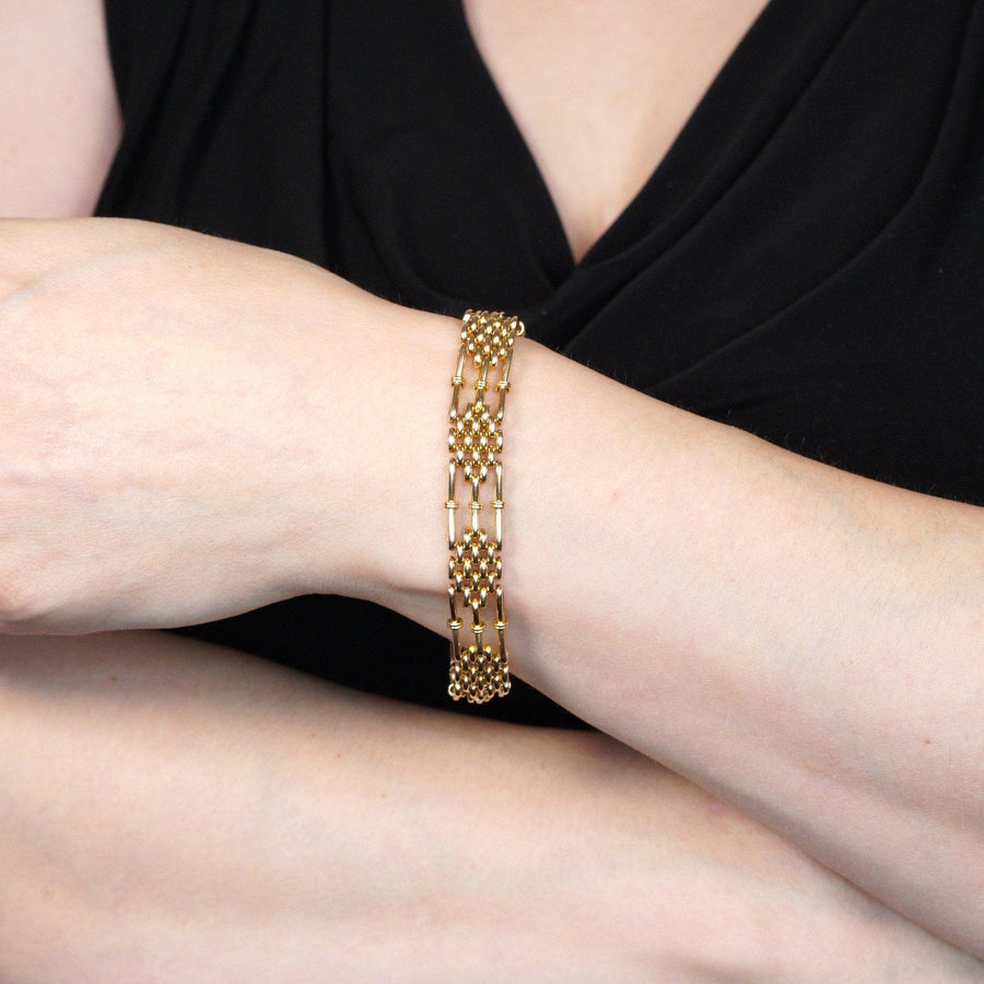 Edwardian 15ct gold gate bracelet getragen an einem Handgelenk, zeigt seine klassische und elegante Design.