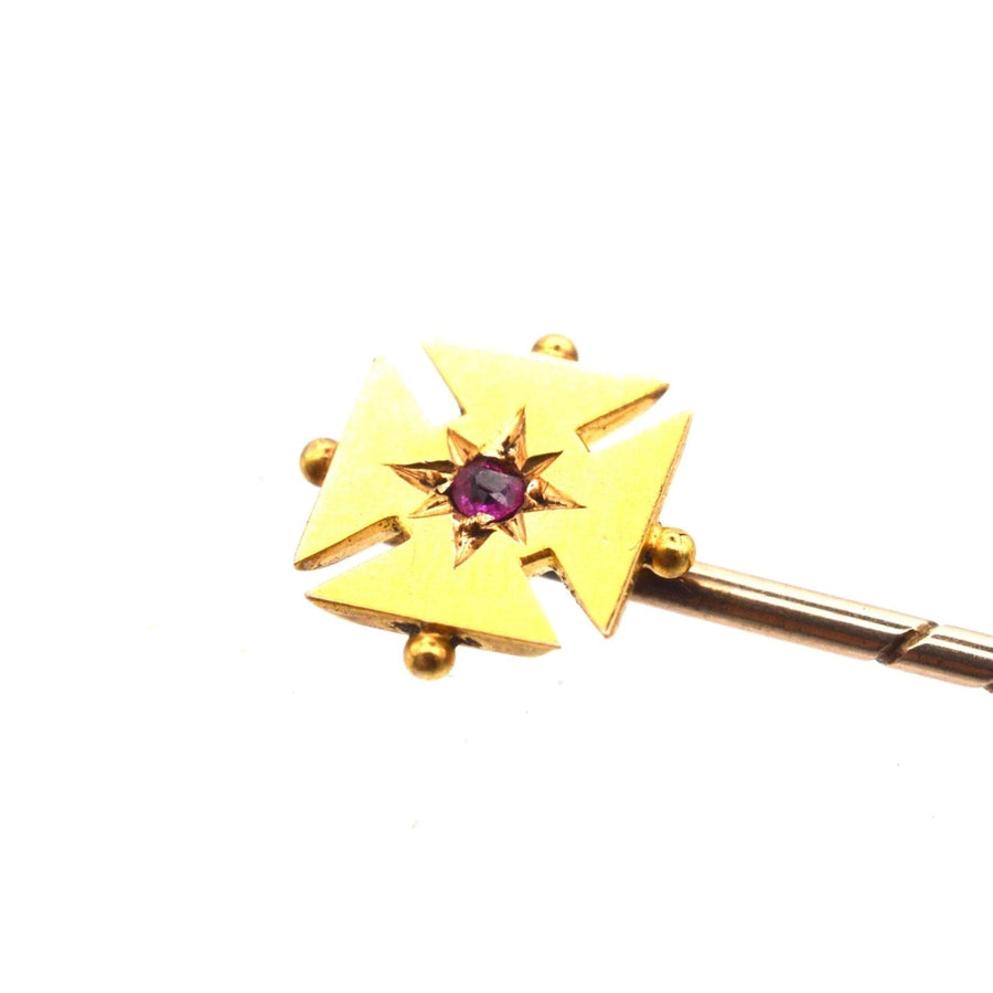 Malteserkreuz-Krawattennadel aus 15 Karat Gold mit einem Rubin in der Mitte, elegantes Design, ideal für Seidenkrawatten.