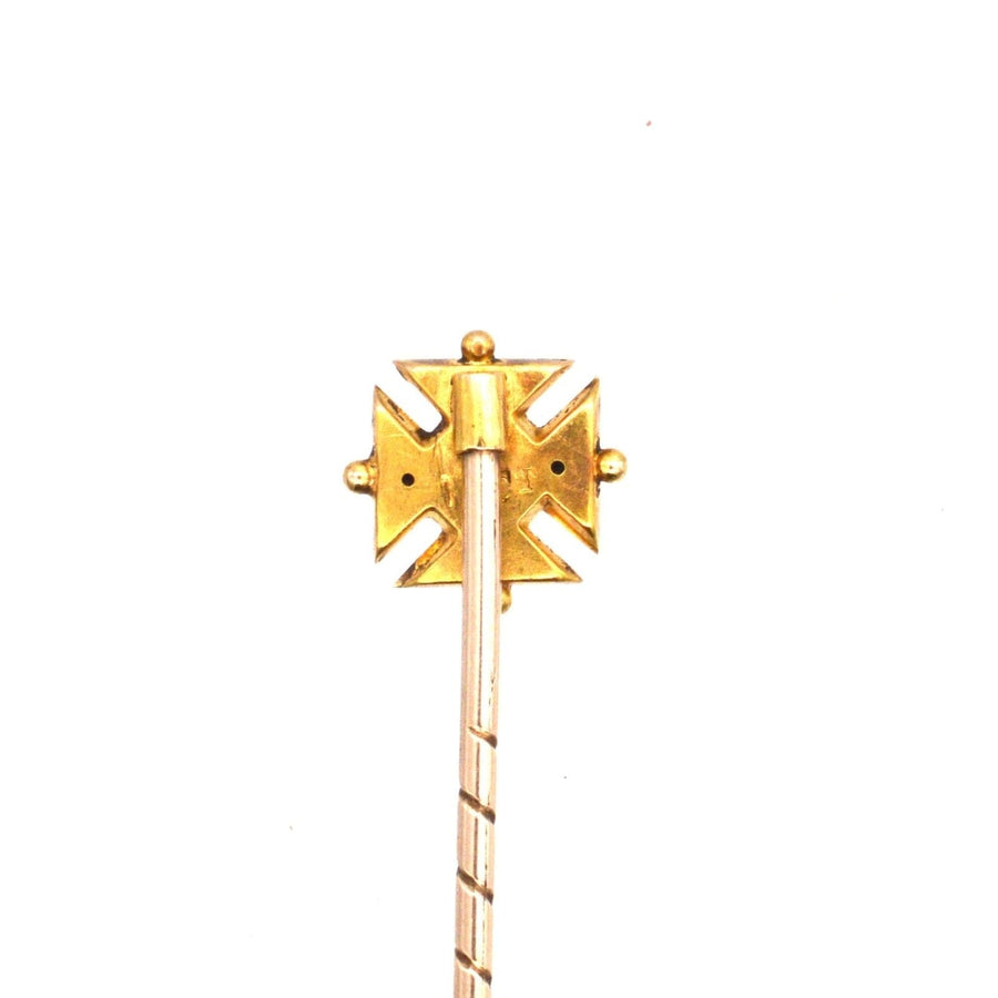 Edwardianische Krawattennadel mit Malteserkreuz aus 15-karätigem Gold und Rubin, mit detailliertem Design und elegantem Stickpin-Stil.