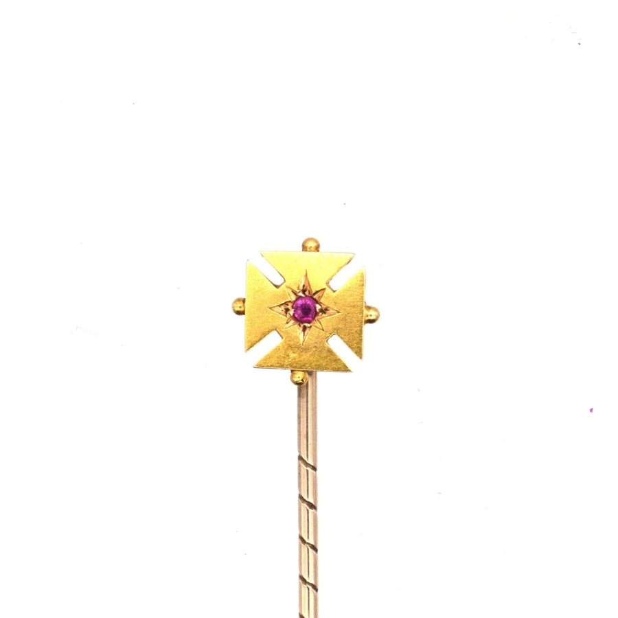 Edwardian 15ct Gold Malteserkreuz Krawattennadel mit einem zentralen Rubin Edelstein, ideal für bunte Seidenkrawatten.