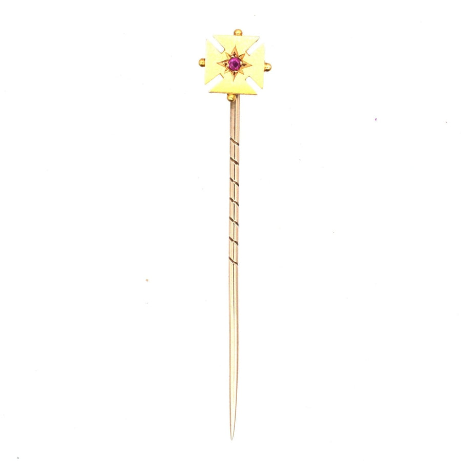 Edwardianische Malteserkreuz-Krawattennadel aus 15 Karat Gold mit einem Rubin, perfekt zur Aufwertung Ihrer Seidenkrawatte.