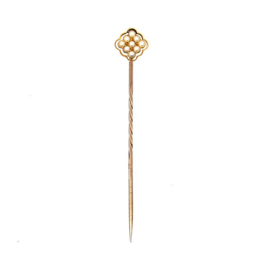 Edwardianische Krawattennadel aus 15-karätigem Gold mit natürlichen Spaltperlen in einem rautenförmigen Cluster-Design.