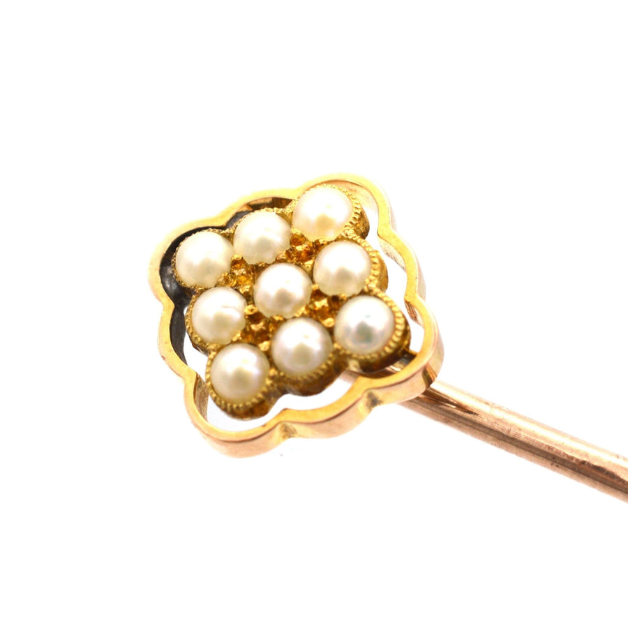 Edwardianische Krawattennadel aus 15 Karat Gold mit einem rautenförmigen Cluster aus natürlichen Spaltperlen in einem gewellten Rahmen.