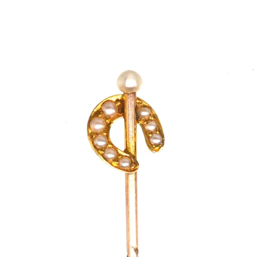 Edwardian 15ct Gold Hufeisen Krawattennadel mit natürlichen Perlen, symbolisiert Glück und Schutz.