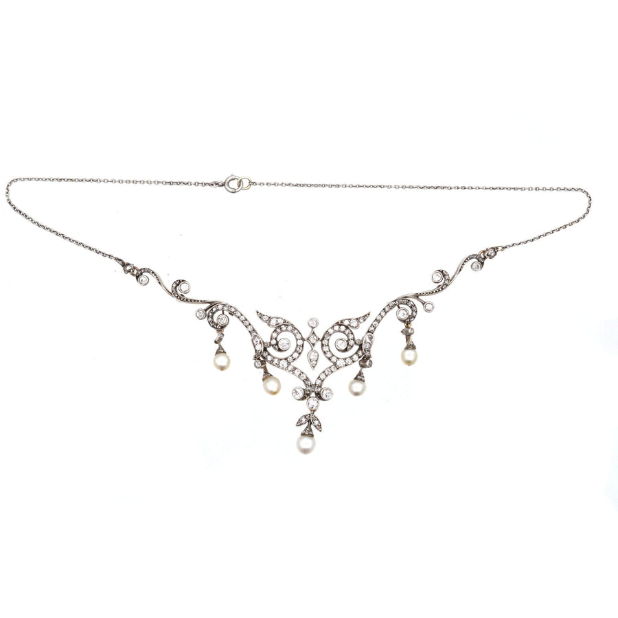 Edwardianisches Collier aus Gold und Platin mit natürlichen Perlen und Diamanten in zartem Scroll-Design, um 1900.