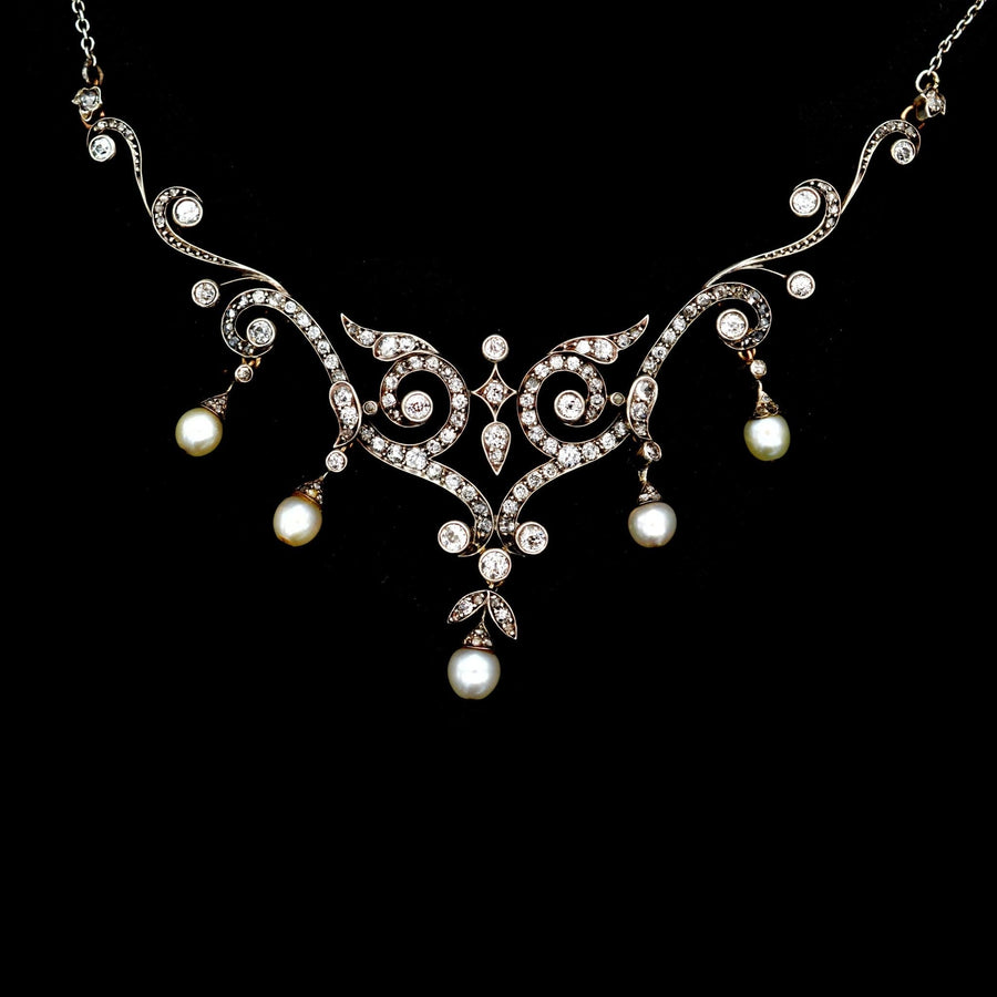 Edwardianisches Diamanten- und Naturperlenkollier, um 1900, mit komplizierten Schneckenmustern und Originaletui.