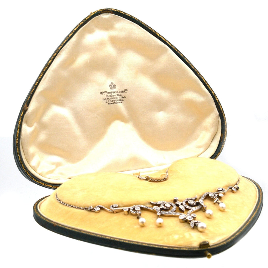 Edwardianisches Collier aus 15 Karat Gold, Platin, Diamanten und Perlen im Originaletui von William Bruford & Sons.