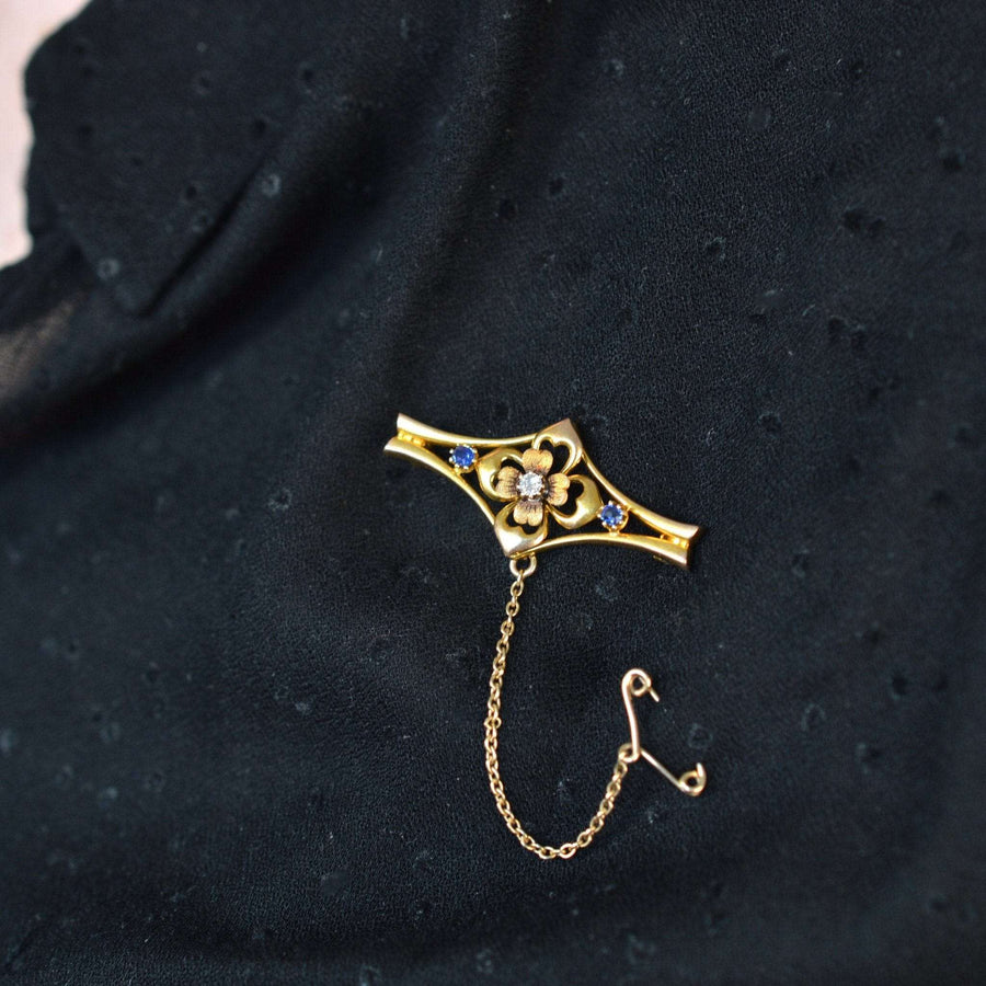 Edwardian 15ct Gold floral bar Brosche mit Saphiren und Diamanten Akzente auf schwarzem Stoff.