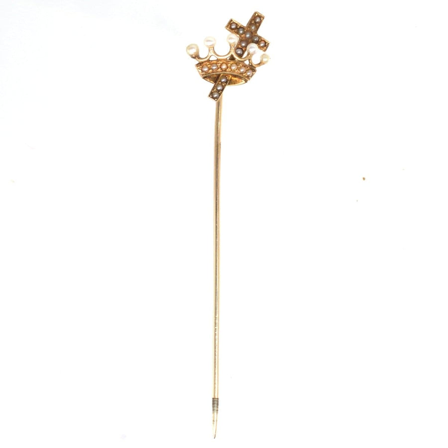 Krawattennadel aus 15 Karat Gold mit Saatperlen in einem Kreuz- und Kronendesign, das reich an christlicher Symbolik ist.