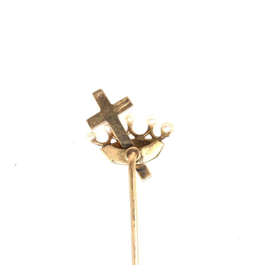 Krawattennadel aus 15 Karat Gold mit Kreuz und Krone, verziert mit Perlen, die das christliche Erbe symbolisieren.