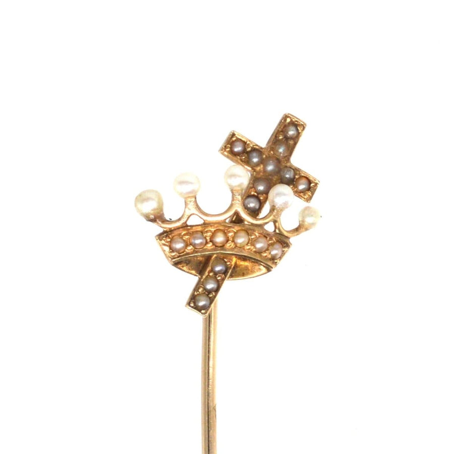 Krawattennadel aus 15-karätigem Gold mit Kreuz und Krone, verziert mit Saatperlen, die die christliche Bedeutung symbolisieren.
