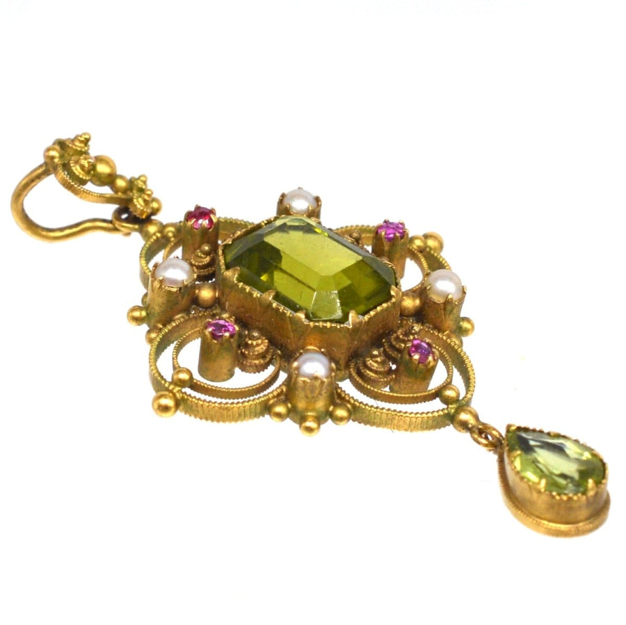 Suffragette-Anhänger aus 15-karätigem Gold mit Peridot, Perlen und Rubinen, die Handwerkskunst und Unterstützung für die Rechte der Frauen widerspiegeln.