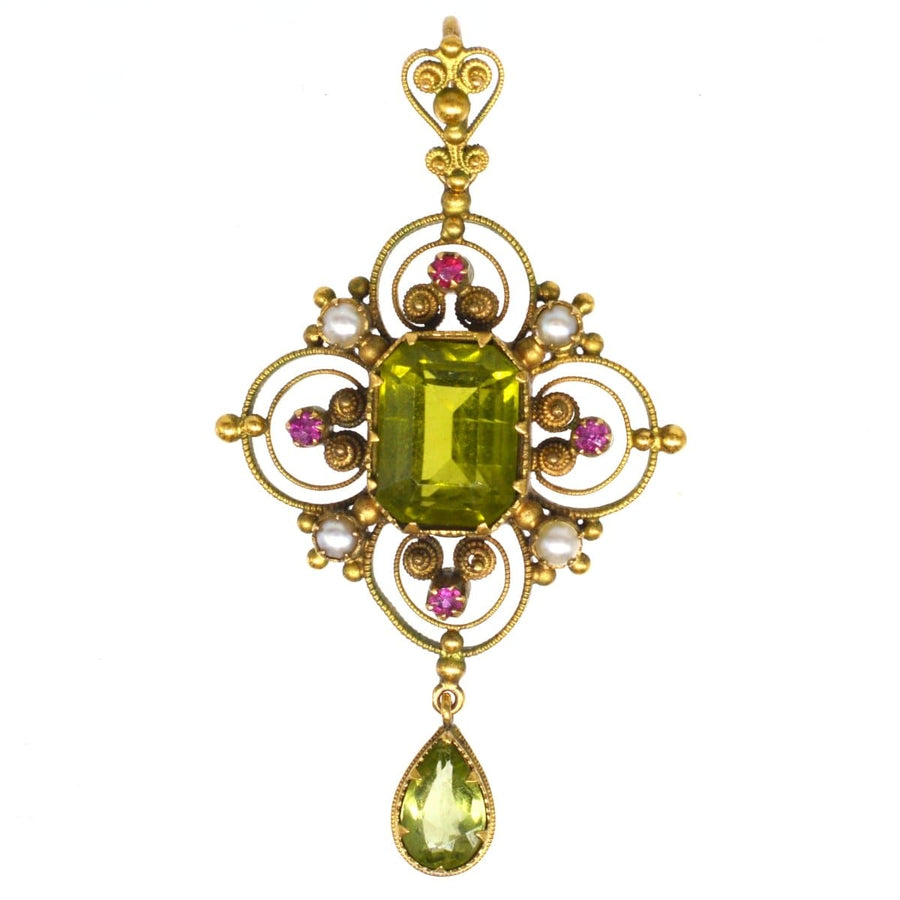 Suffragette-Anhänger aus edwardianischem 15-karätigem Gold mit Peridot, Perlen und Rubinen, der die Farben der Suffragetten und exquisite Handwerkskunst präsentiert.