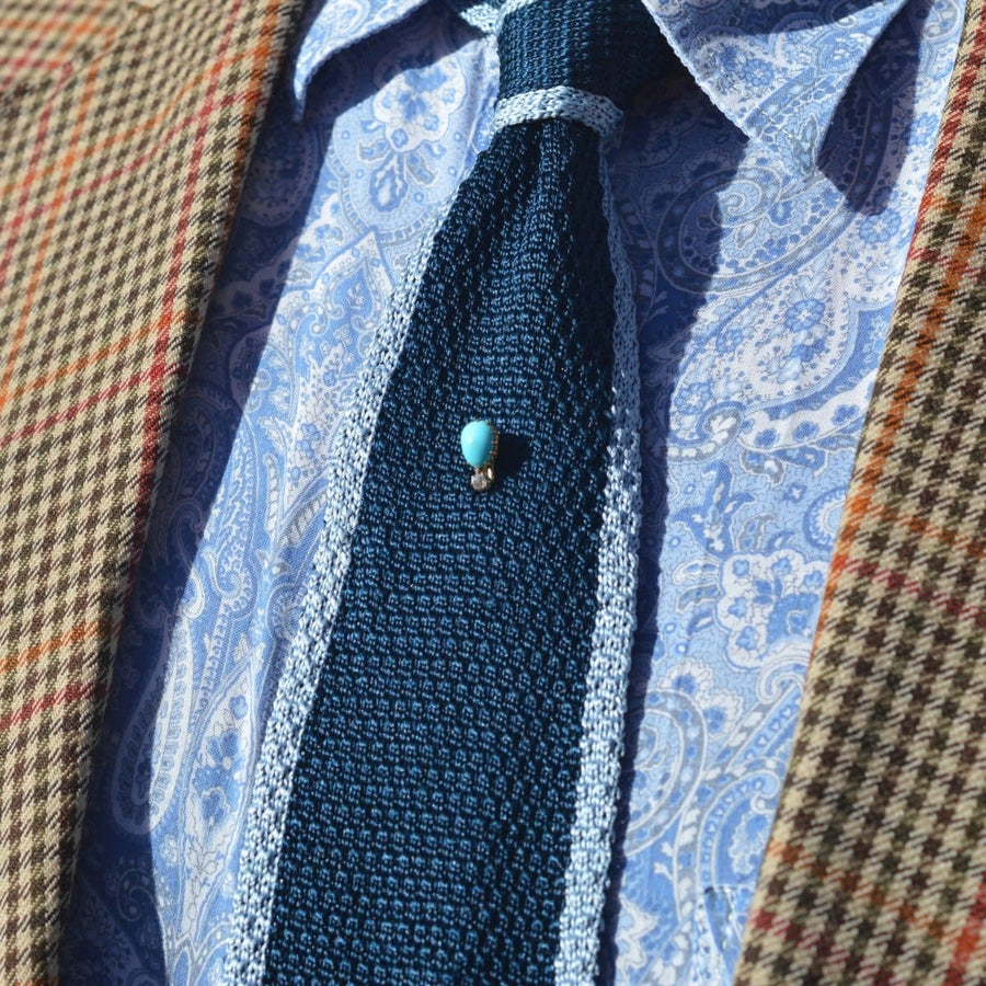 Klassische blaue Krawatte mit einer Vintage-Krawattennadel aus 15-karätigem Gold mit Türkisen und Diamanten, perfekt für einen raffinierten Look.