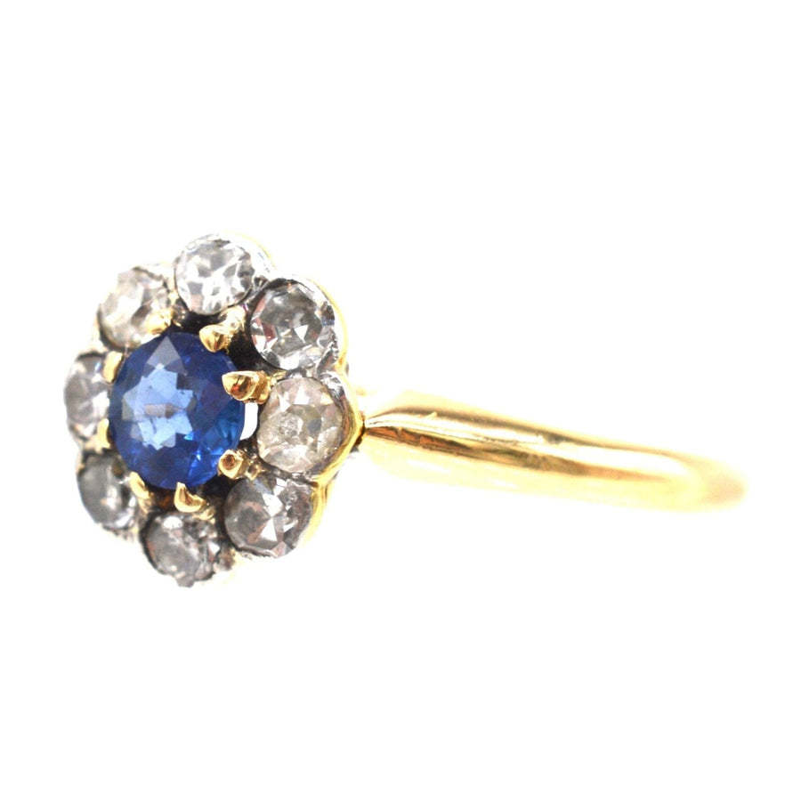 Edwardian 18ct Gold-Cluster-Ring mit Ceylon-Saphir und Diamanten, um 1910, perfekt für die Verlobung.