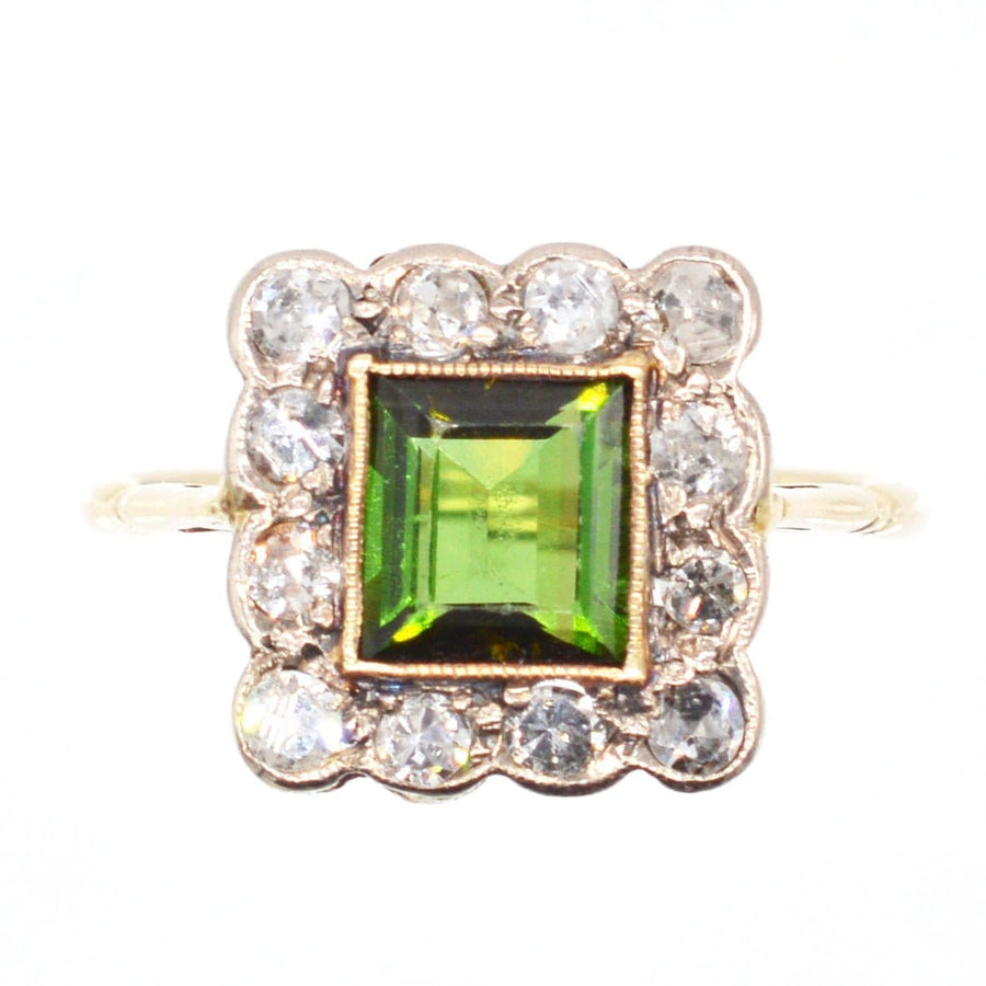Edwardianischer Ring aus 18-karätigem Gold mit einem quadratischen grünen Turmalin, umgeben von einem Diamantcluster, ideal für die Verlobung.
